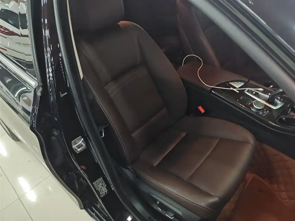 BMW 5 Series 2017 — фото 20