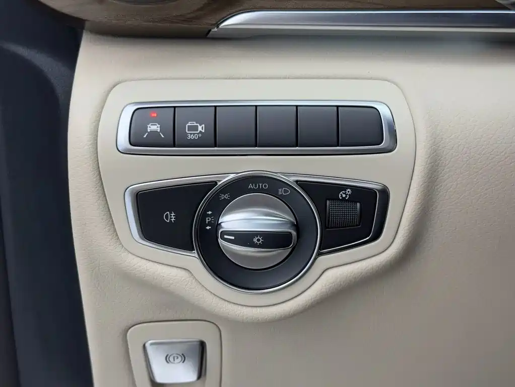 Mercedes-Benz V-Class 2024 — фото 19