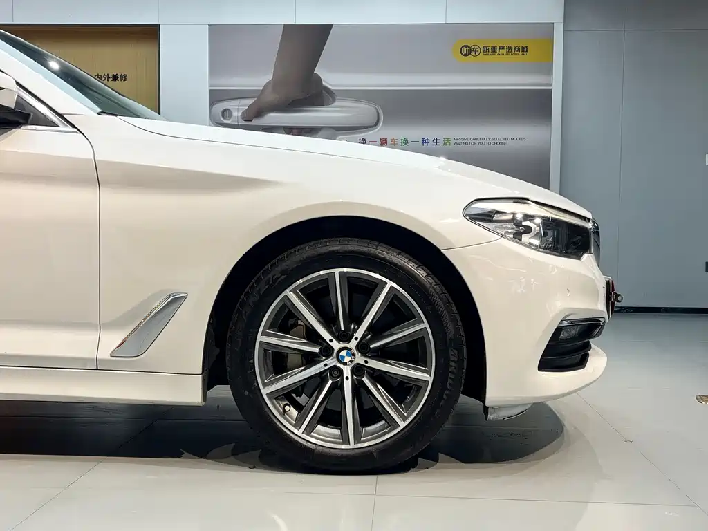 BMW 5 Series 2018 — фото 13