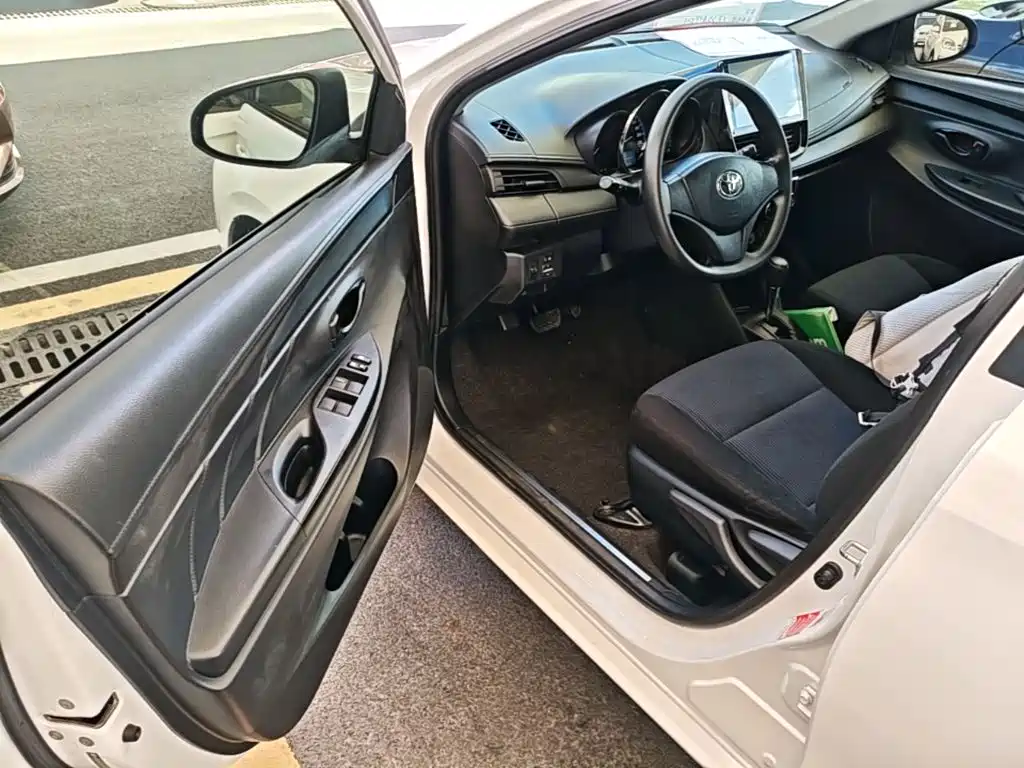 Toyota Yaris L 2017 — фото 16
