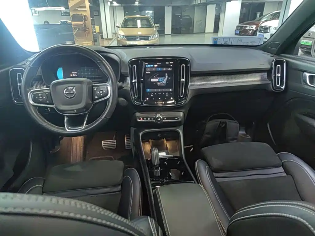 Volvo XC40 New Energy 2021 — фото 10