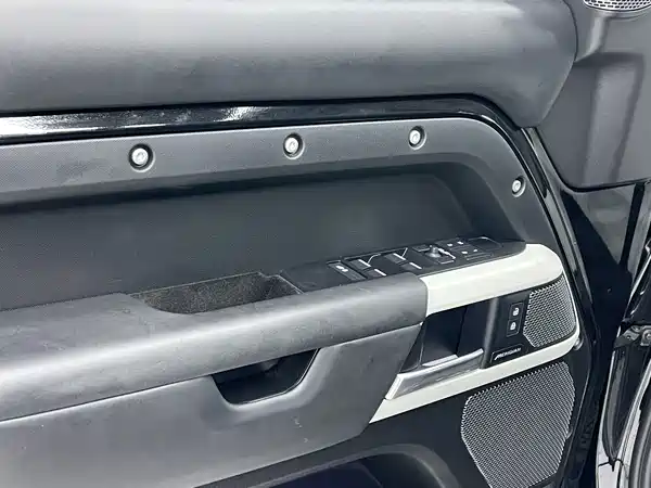 Land Rover Defender 2023