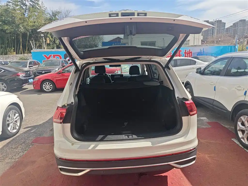 Volkswagen Tiguan L 2023 — фото 15
