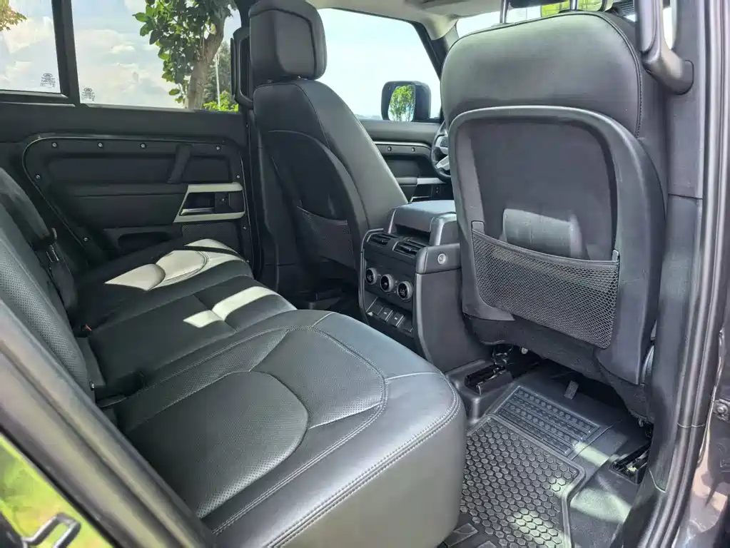 Land Rover Defender 2023 — фото 17
