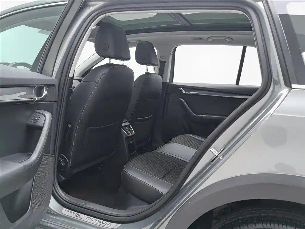Skoda Octavia 2017 — фото 15