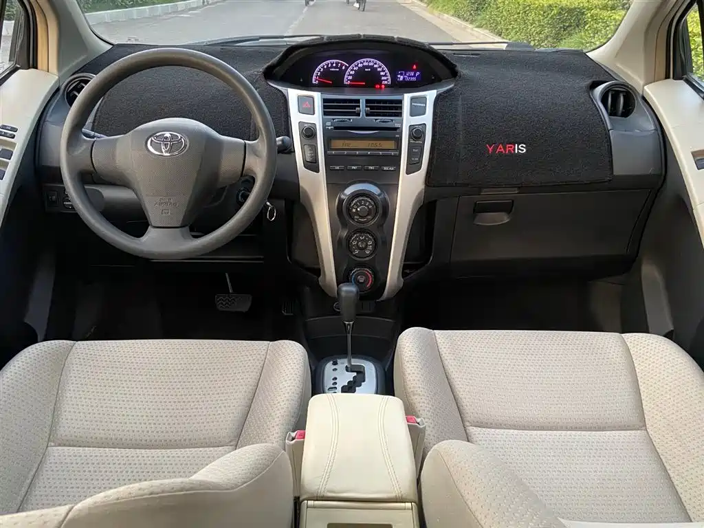 Toyota Yaris 2013 — фото 10