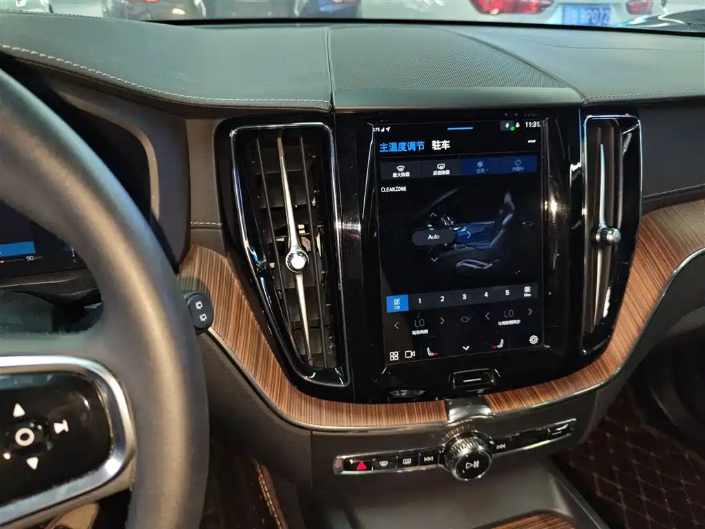 Volvo XC60 2022 — фото 13