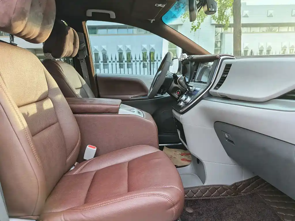 Toyota Sienna 2018 — фото 14