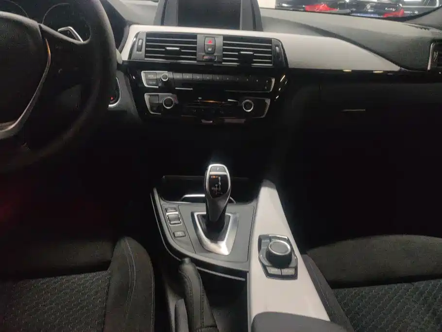 BMW 3 Series 2017 — фото 16