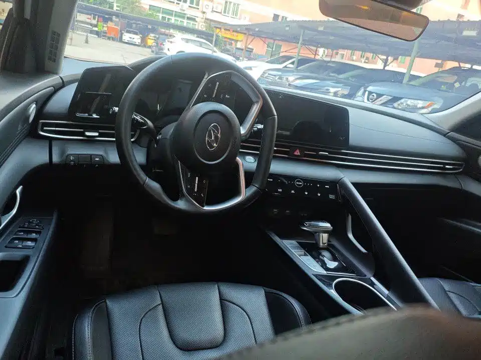 Hyundai Elantra 2023