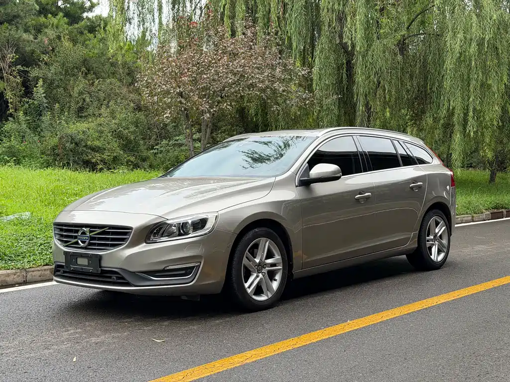 Volvo V60 2016 — фото 1