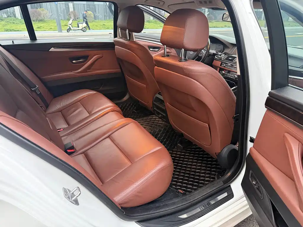 BMW 5 Series 2017 — фото 15