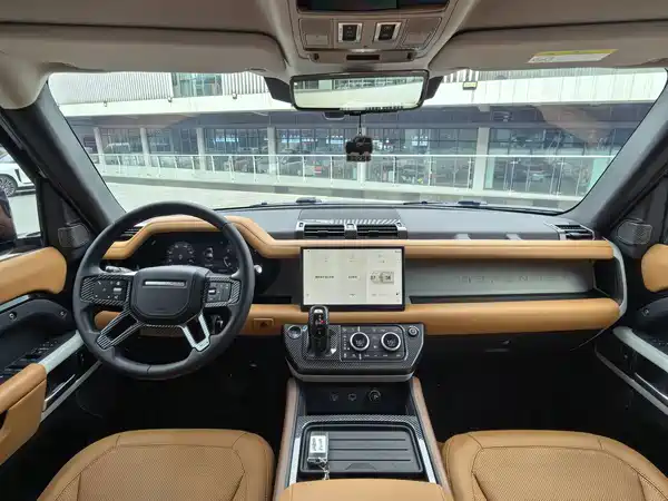 Land Rover Defender 2024