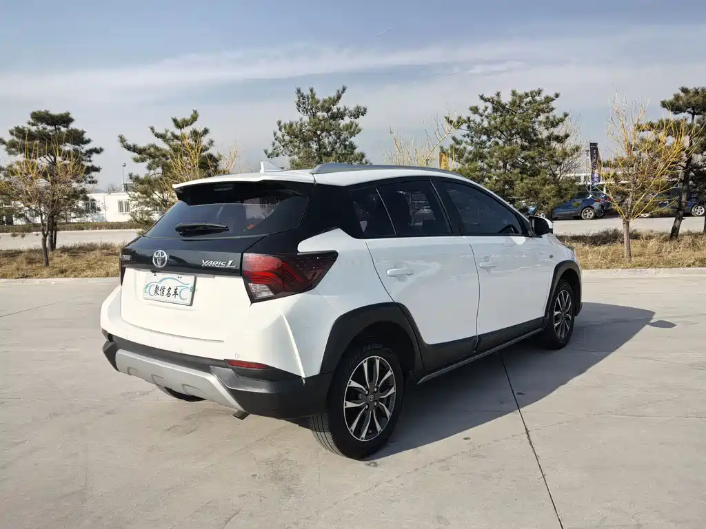 Toyota Yaris L 2022 — фото 3
