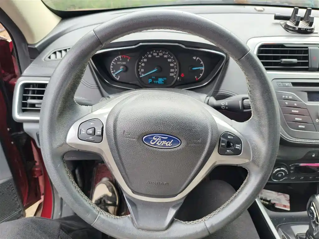 Ford Escort 2016 — фото 11