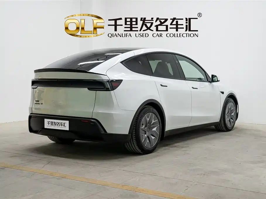 Tesla Model Y L 2025