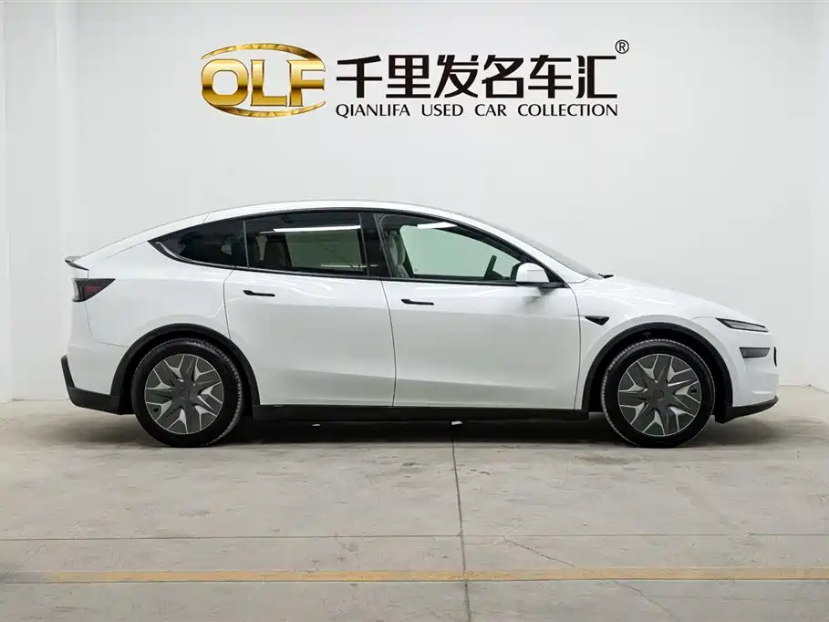 Tesla Model Y L 2025