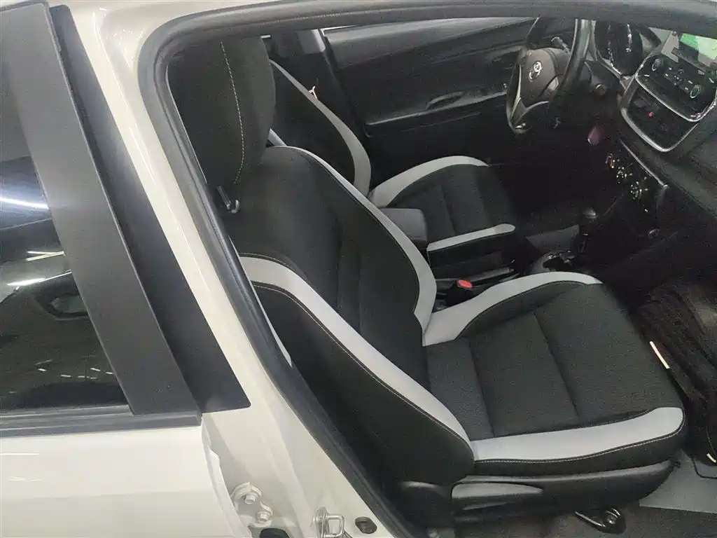 Toyota Yaris L 2023 — фото 25