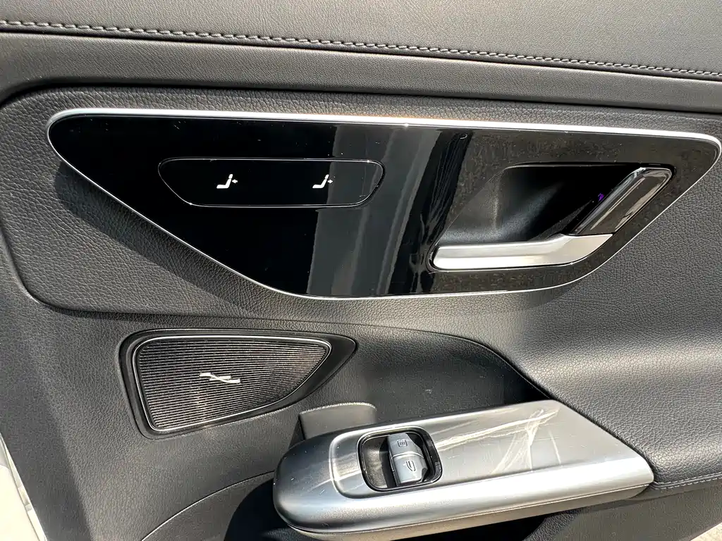 Mercedes-Benz C-Class 2024 — фото 14