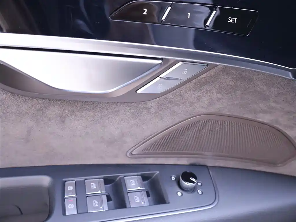 Audi A8 2021 — фото 17