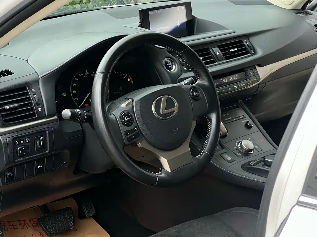 Lexus CT 2017 — фото 17