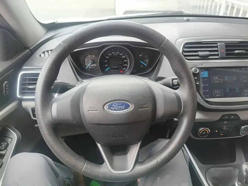 Ford Escort 2019 — фото 11