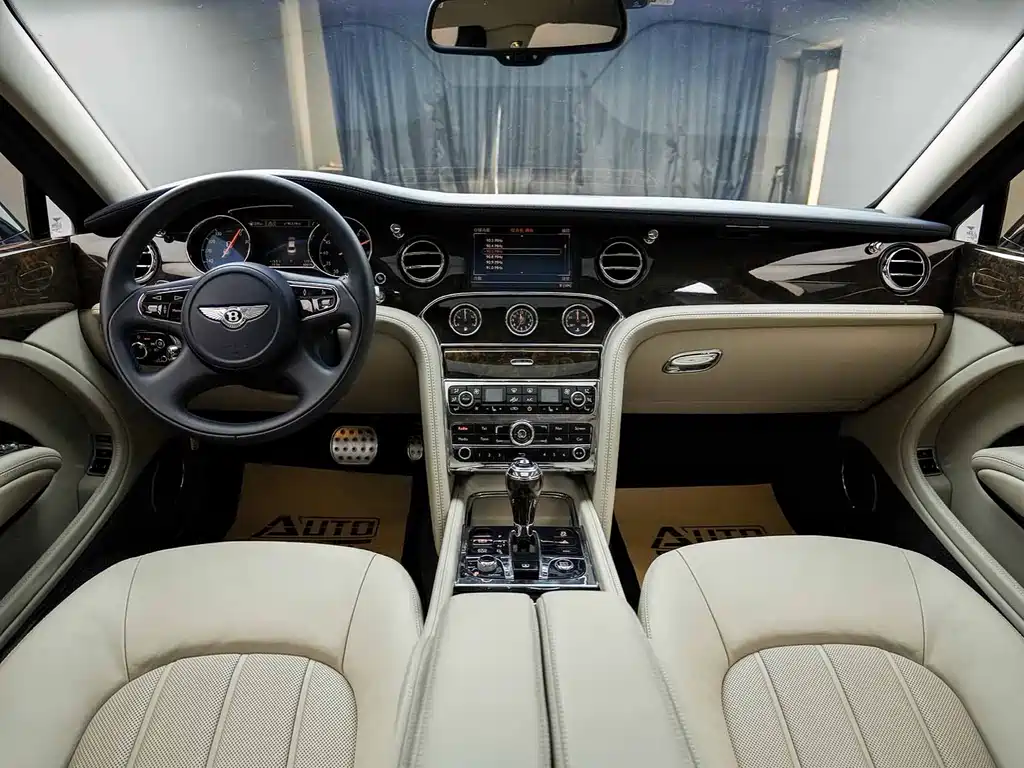 Bentley Mulsanne 2017 — фото 10
