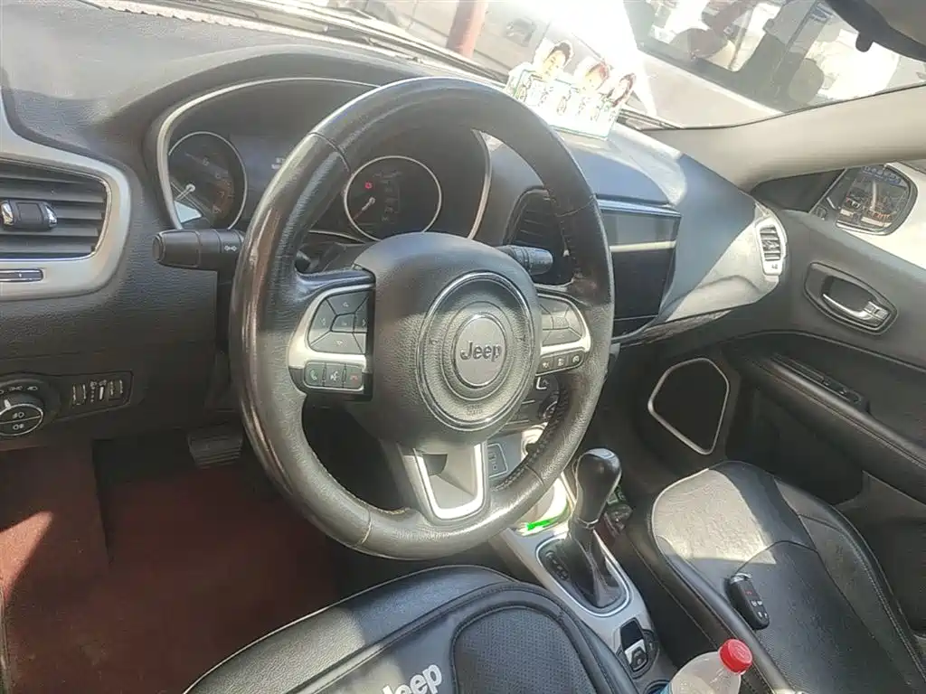 Jeep Compass 2018 — фото 11