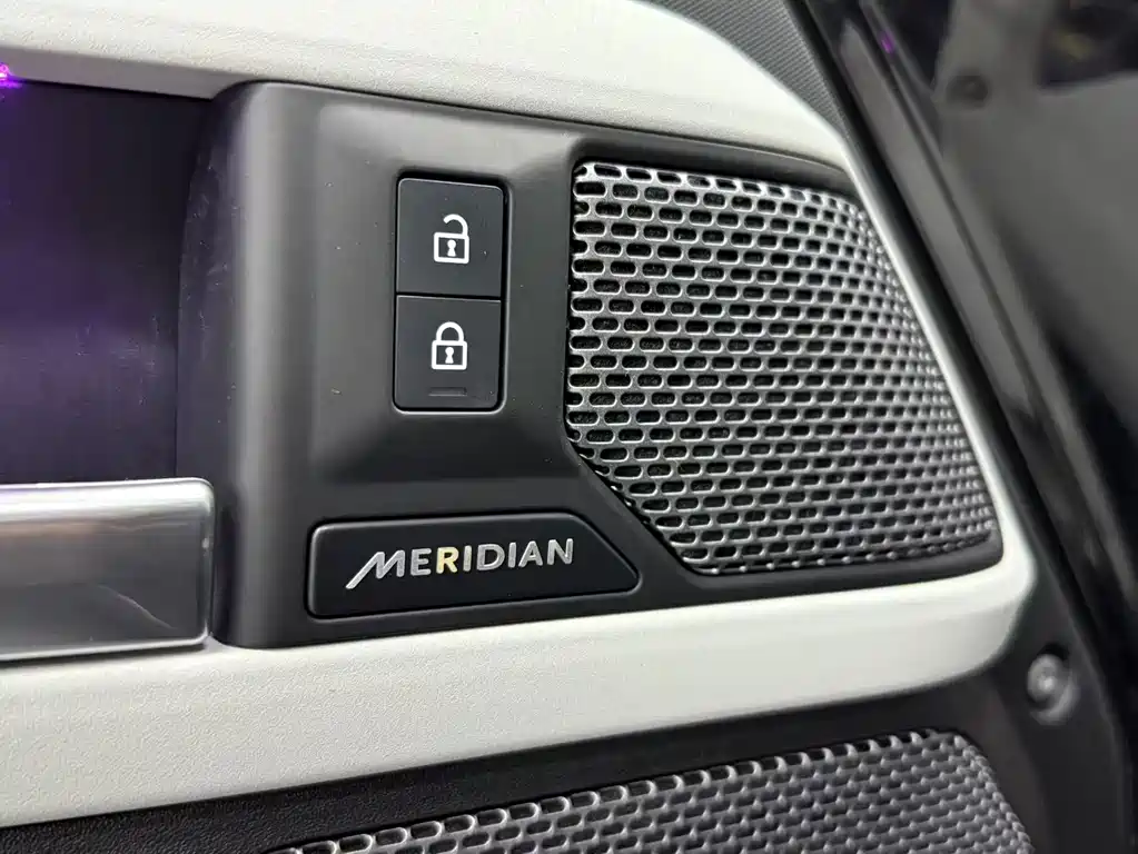 Land Rover Defender 2023 — фото 14
