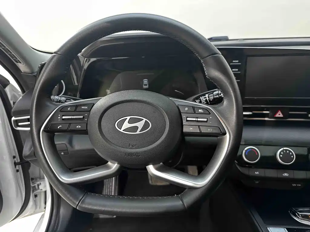 Hyundai Elantra 2023 — фото 19
