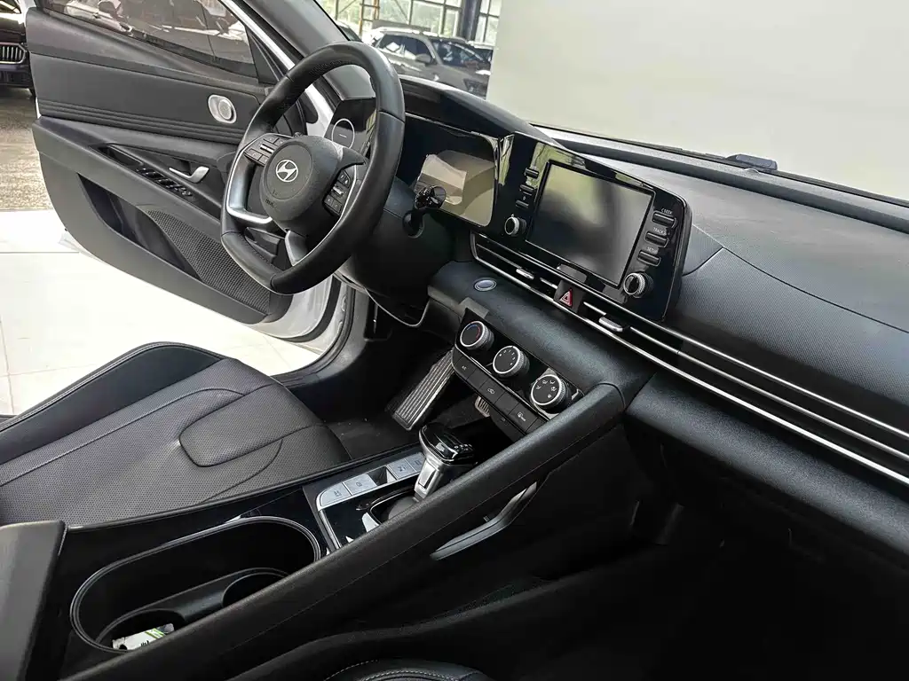 Hyundai Elantra 2023 — фото 23