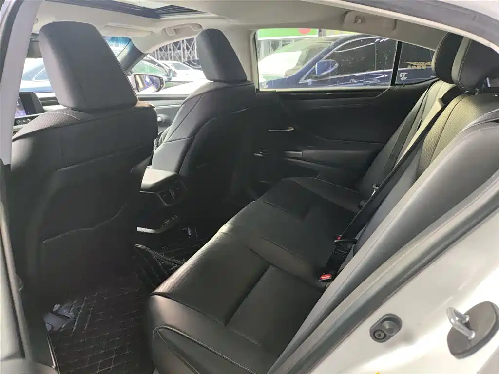 Lexus ES 2018 — фото 13