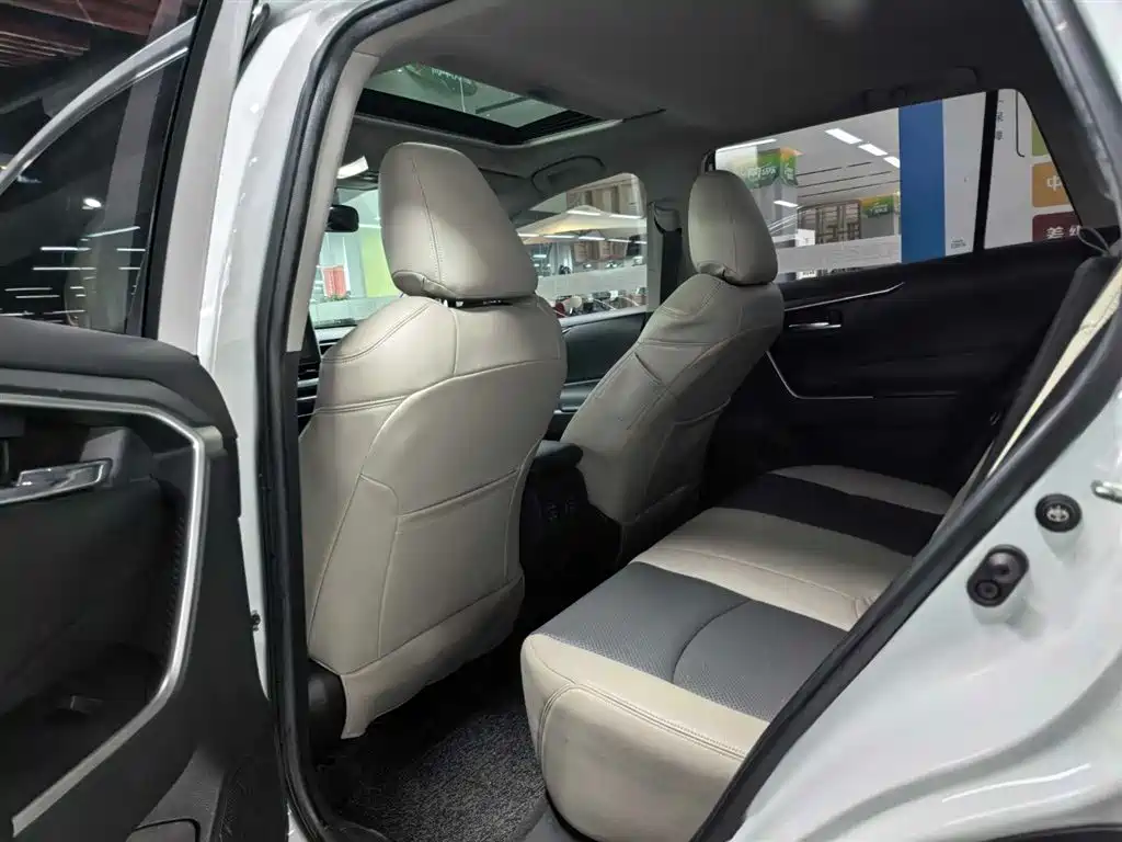 Toyota RAV4 2022 — фото 10