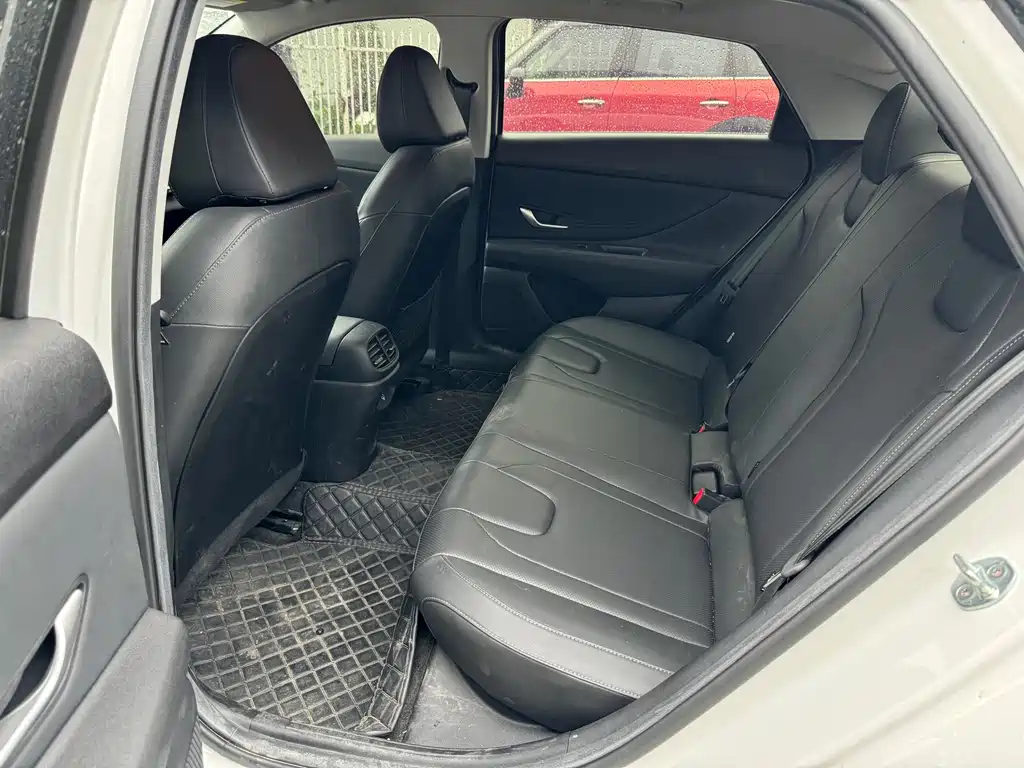 Hyundai Elantra 2023 — фото 4