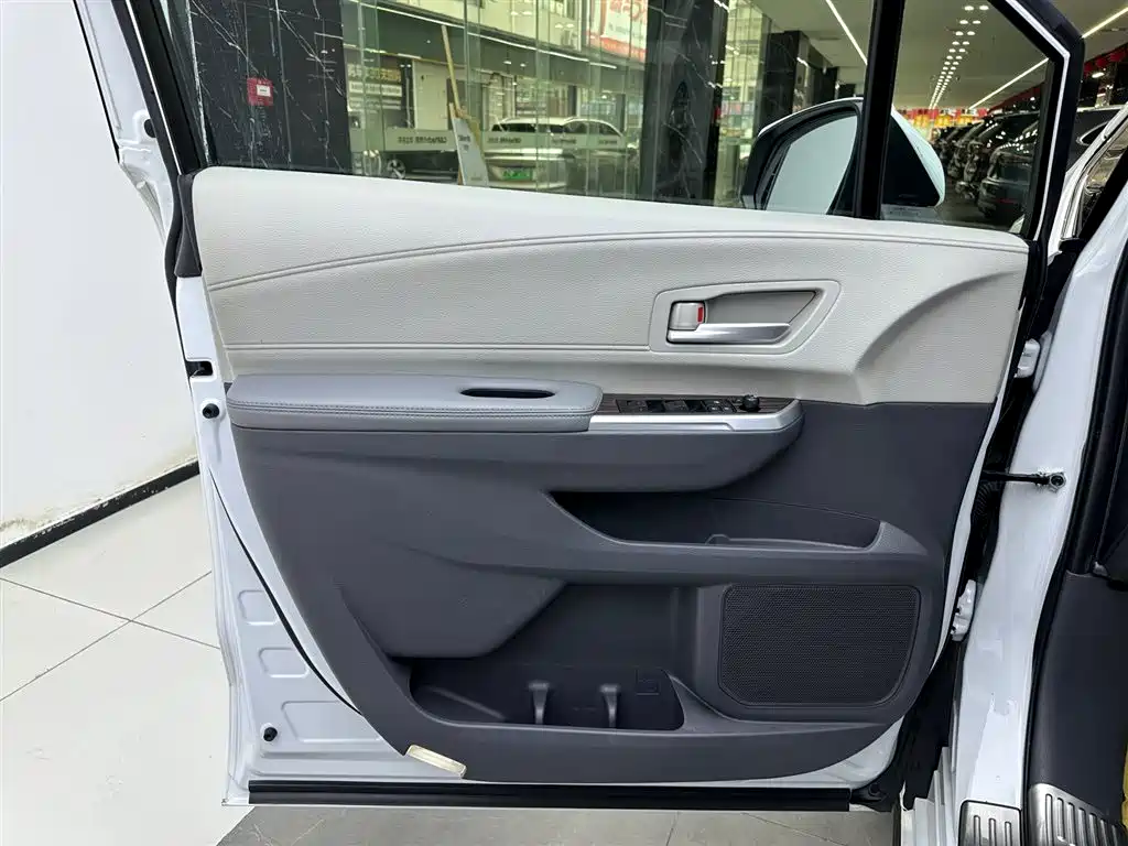 Toyota Sienna 2023 — фото 18