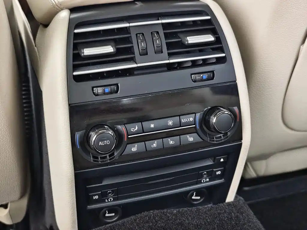 BMW 7 Series 2012 — фото 14