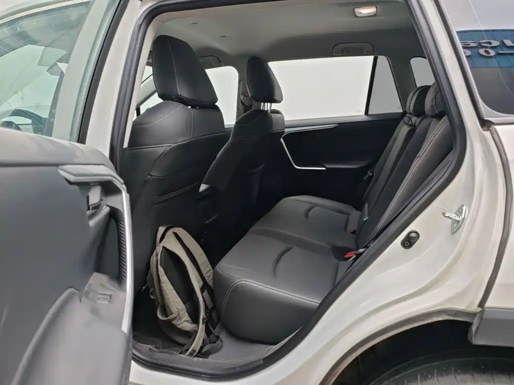Toyota RAV4 2023 — фото 13