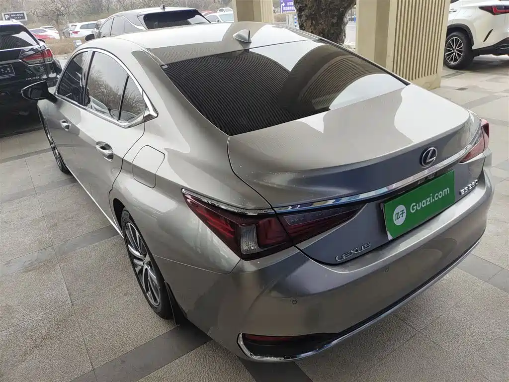 Lexus ES 2018 — фото 5