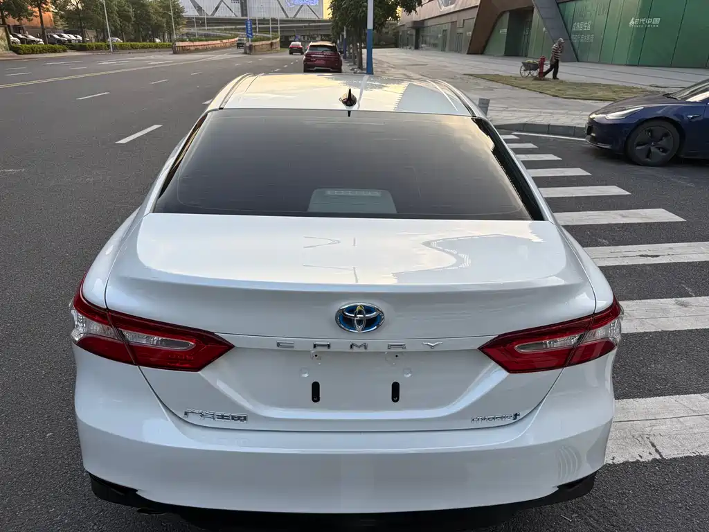 Toyota Camry 2023 — фото 4