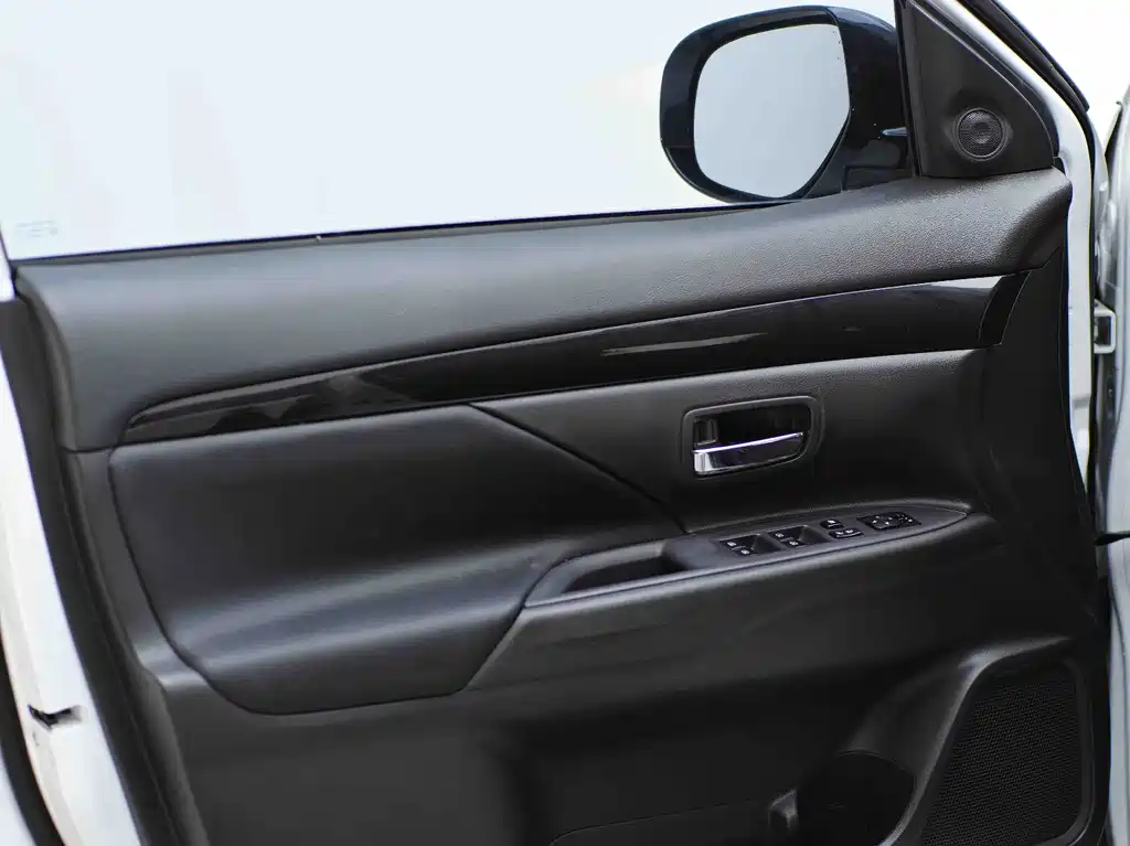 Mitsubishi Outlander 2022 — фото 18