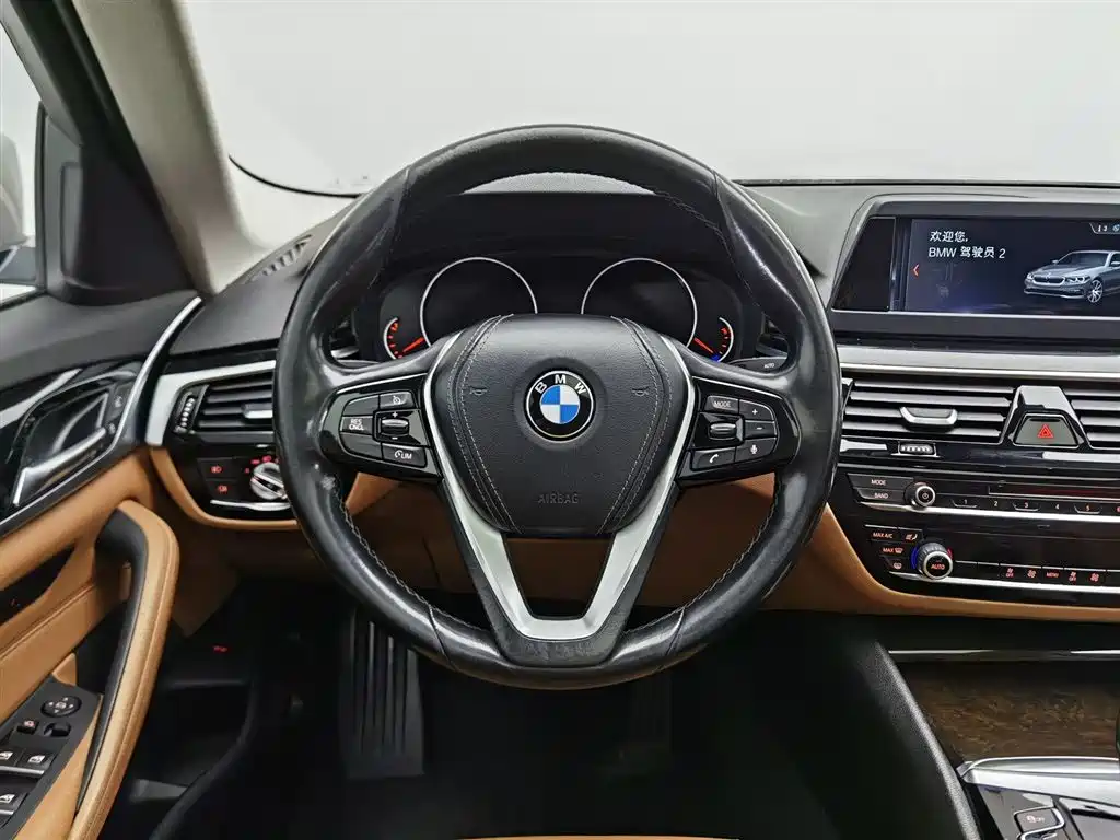 BMW 5 Series 2018 — фото 11