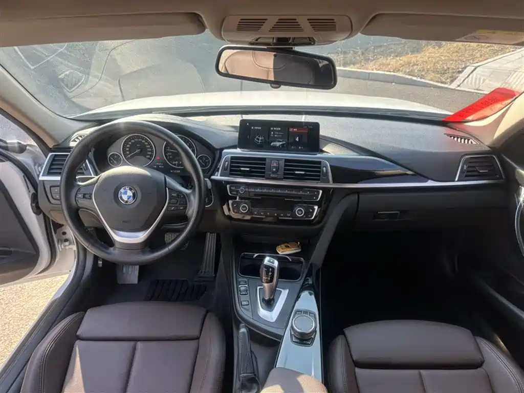 BMW 3 Series 2019 — фото 16
