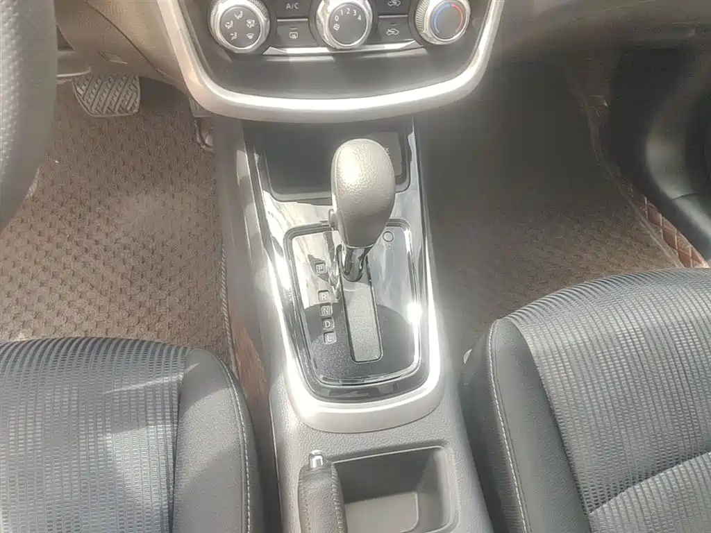Nissan Tiida 2017 — фото 14