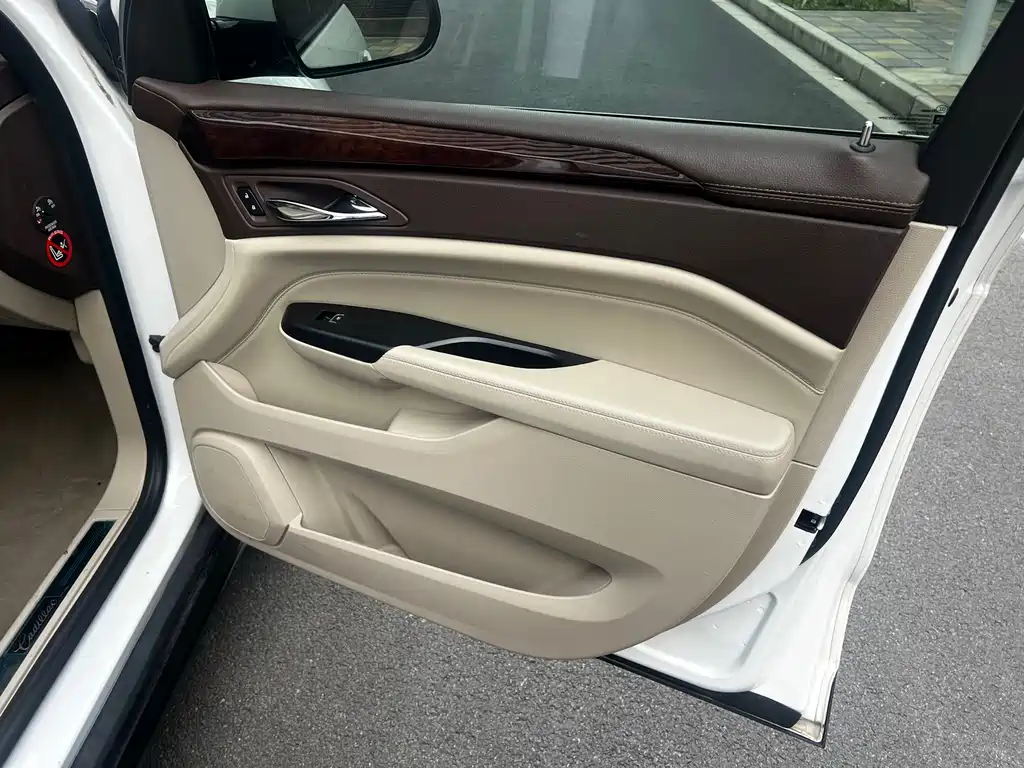 Cadillac SRX 2015 — фото 18