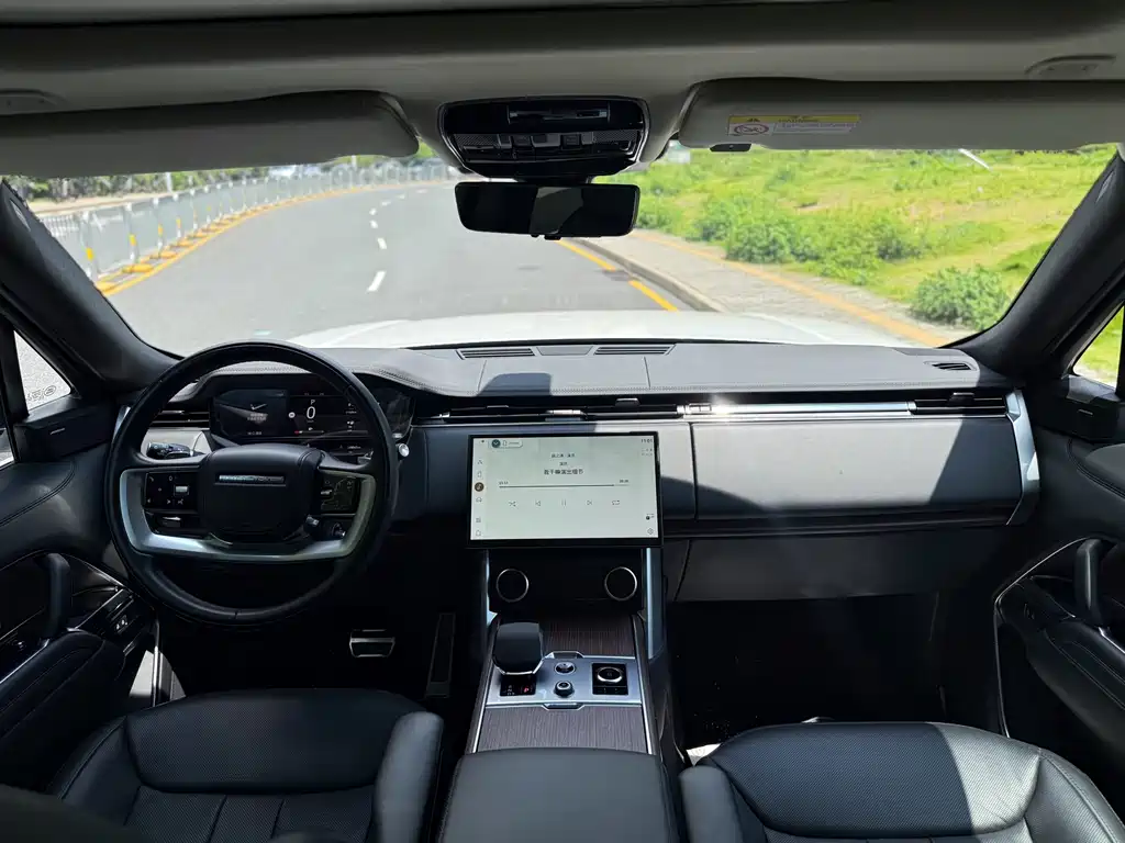 Land Rover Range Rover 2023 — фото 17