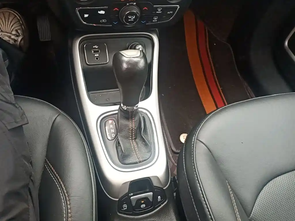 Jeep Compass 2018 — фото 14