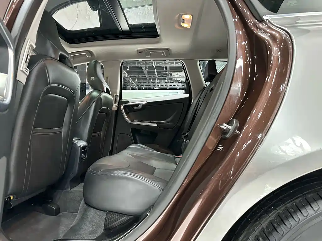 Volvo XC60 2017 — фото 13