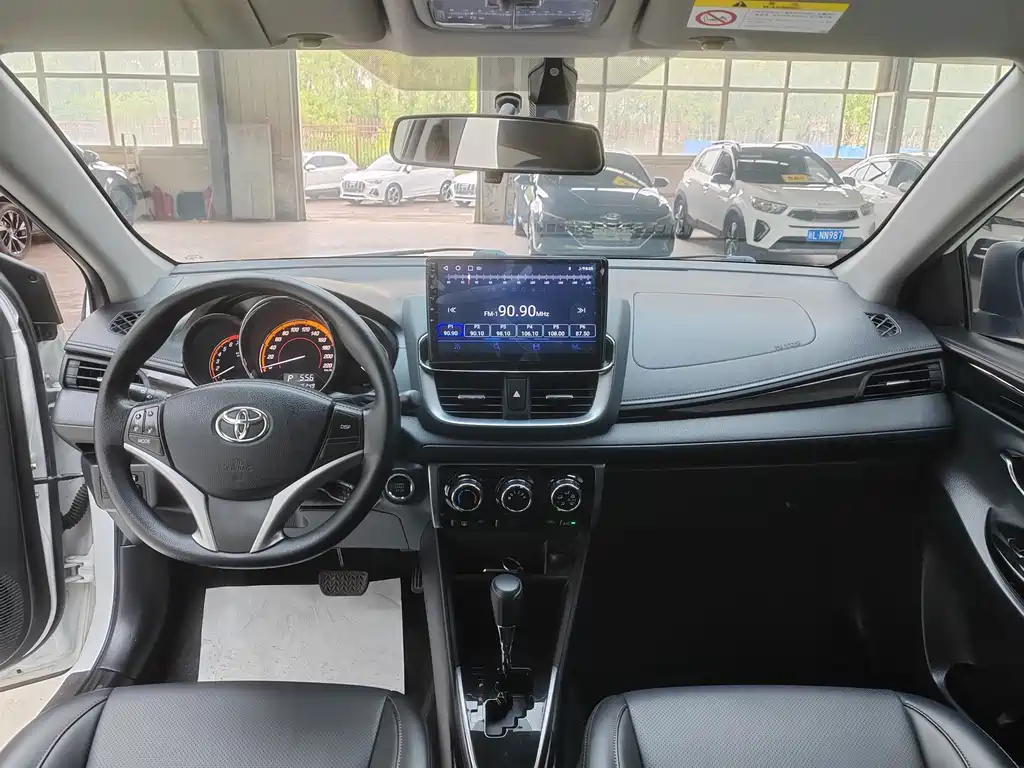 Toyota Yaris L 2022 — фото 8