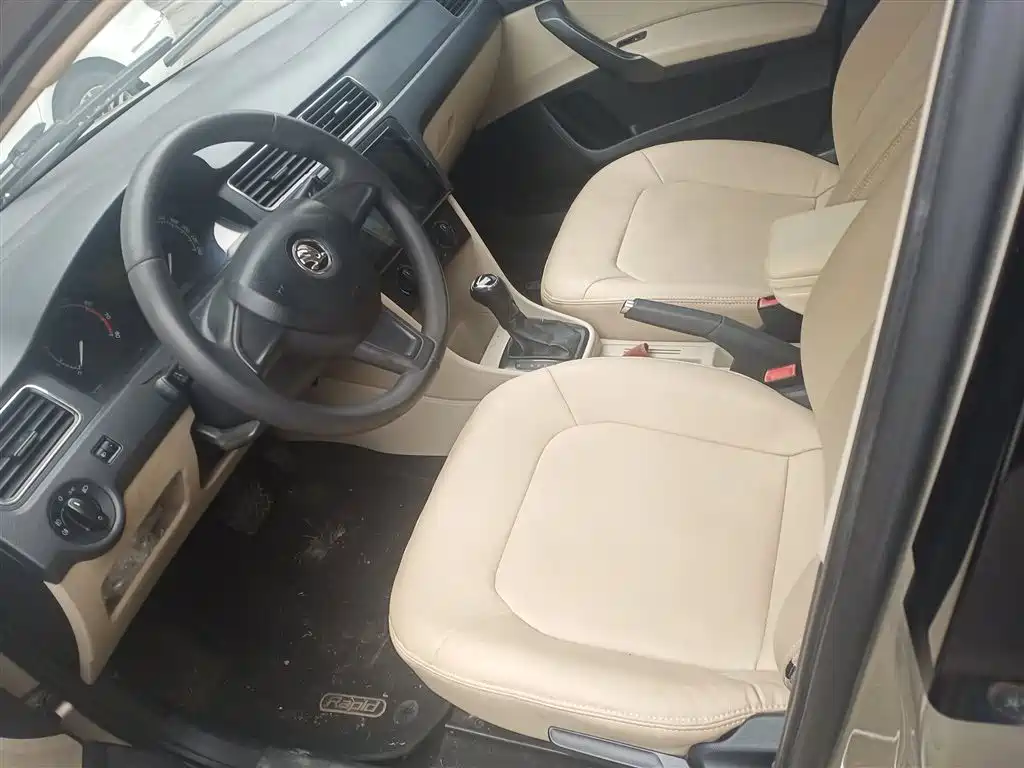 Skoda Rapid 2015 — фото 15