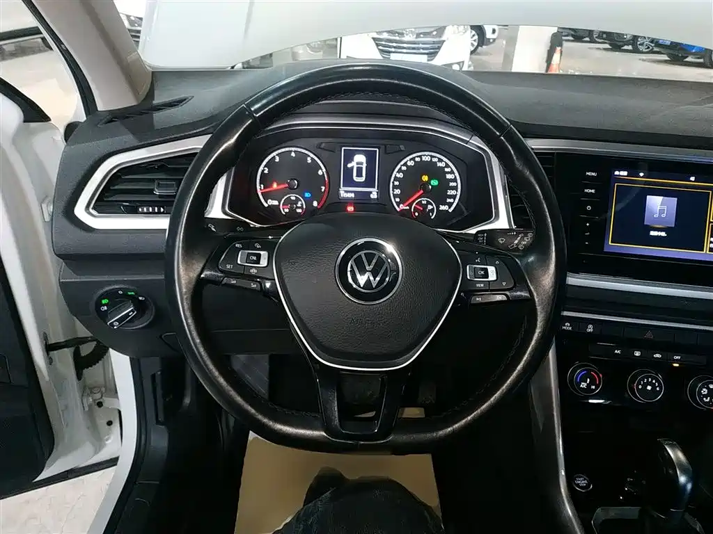 Volkswagen T-Roc 2023 — фото 7